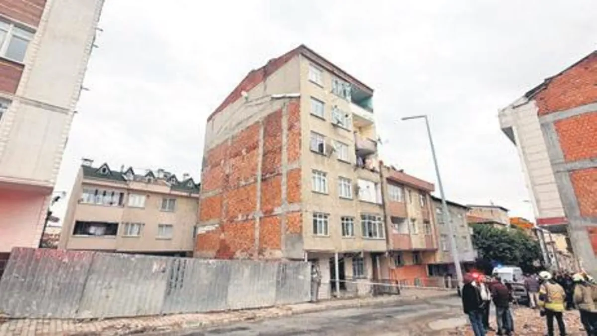 Küçükçekmece'de 7 Katlı Bina Çatlak Nedeniyle Tahliye Edildi