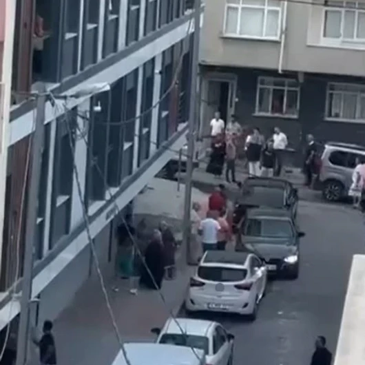 Küçükçekmece'de alacak kavgası kanlı bitti: 11 yaşındaki çocuk ağır yaralı