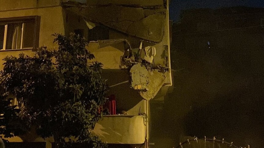 Küçükçekmece'de balkon çökmesi: 5 katlı apartman boşaltıldı