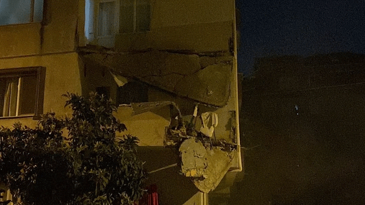 Küçükçekmece'de balkon çöktü: 5 katlı apartman boşaltıldı