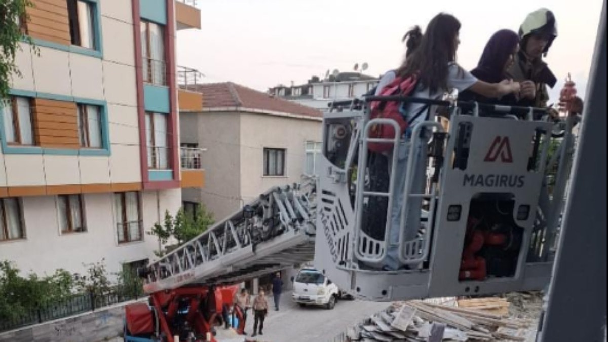 Küçükçekmece'de bina bahçesinde göçme: 29 kişi kurtarıldı