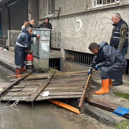 Küçükçekmece'de Bodrum Katı Su Bastı: Mahsur Kalan Vatandaş Kurtarıldı