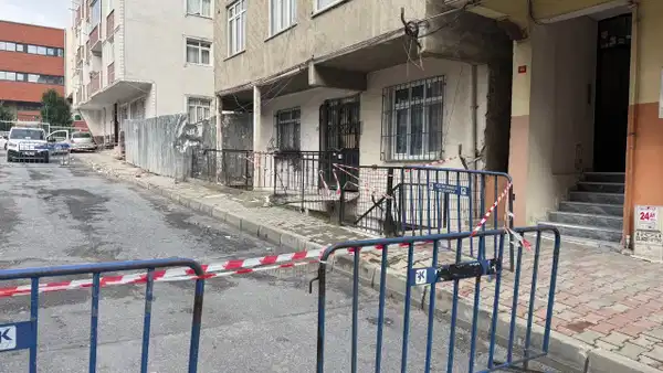Küçükçekmece'de çatlak paniği: 14 daireli bina mühürlendi