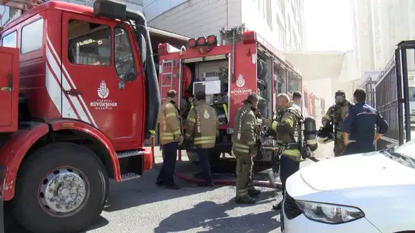 Küçükçekmece'de Elektrikli Araç Yangını: İş Merkezi Tahliye Edildi