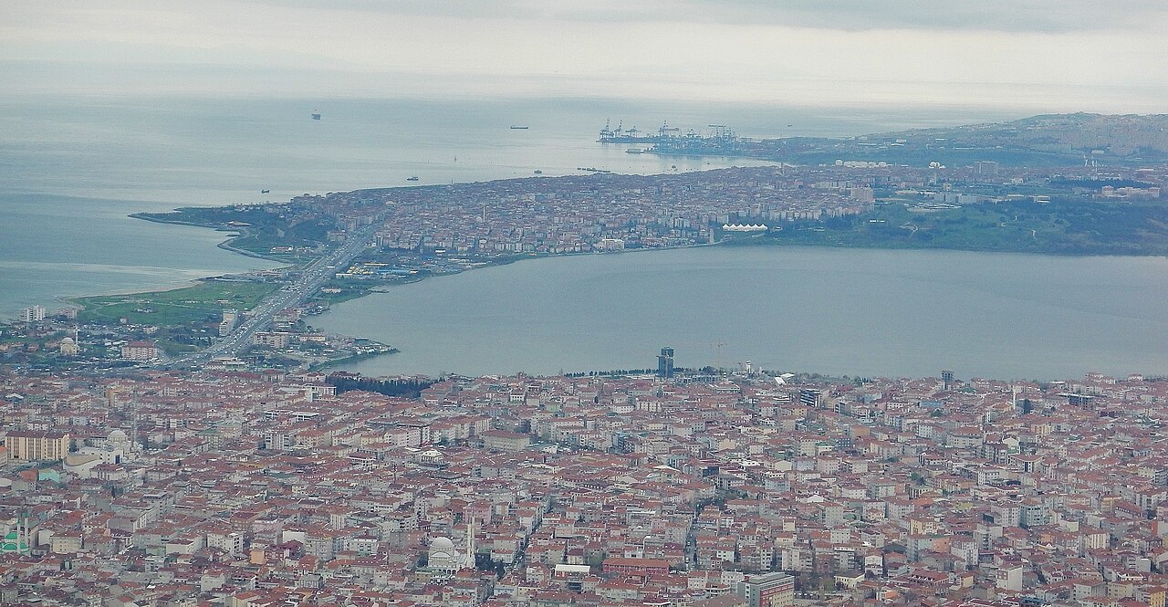 Küçükçekmece Gölü'nde Kayık Alabora: Mahsur Kalanlar Kurtarıldı