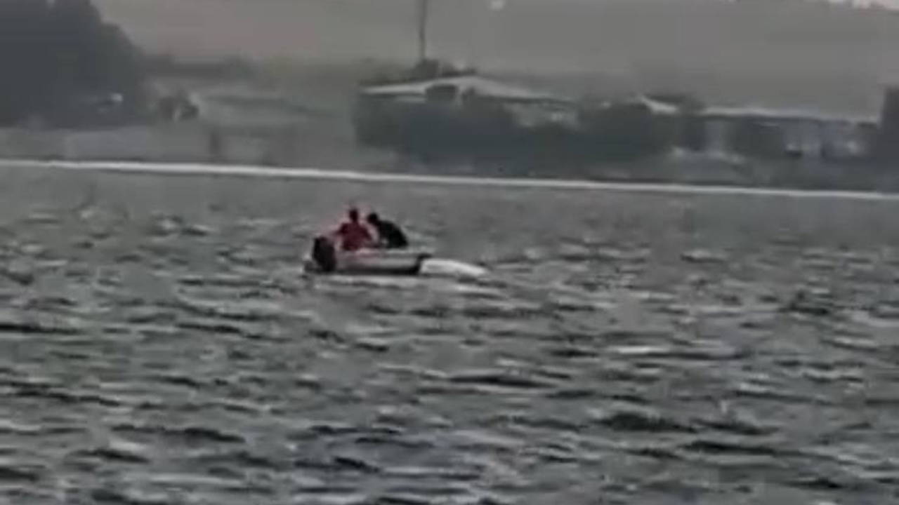 Küçükçekmece Gölü'nde kayık battı: Mahsur kalanlar son anda kurtarıldı