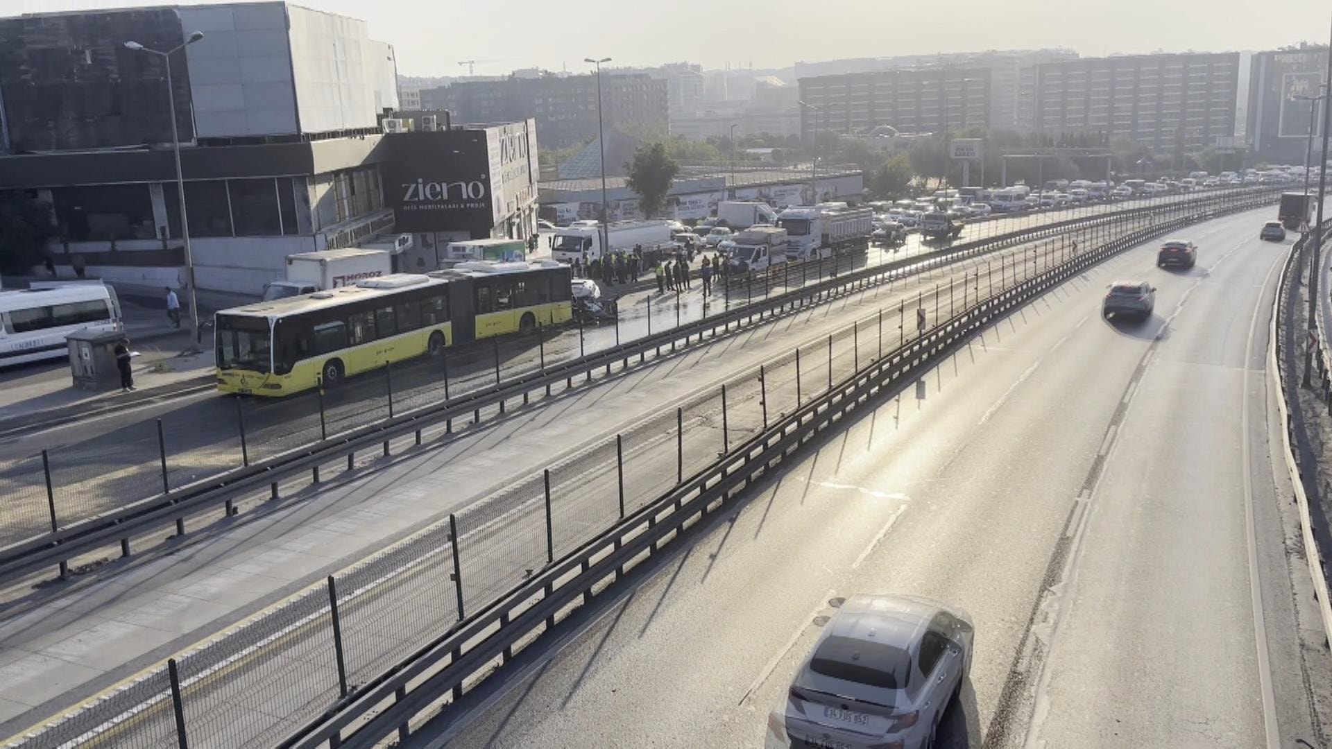 Küçükçekmece'de İETT otobüsü ile otomobil çarpıştı: 2 yaralı