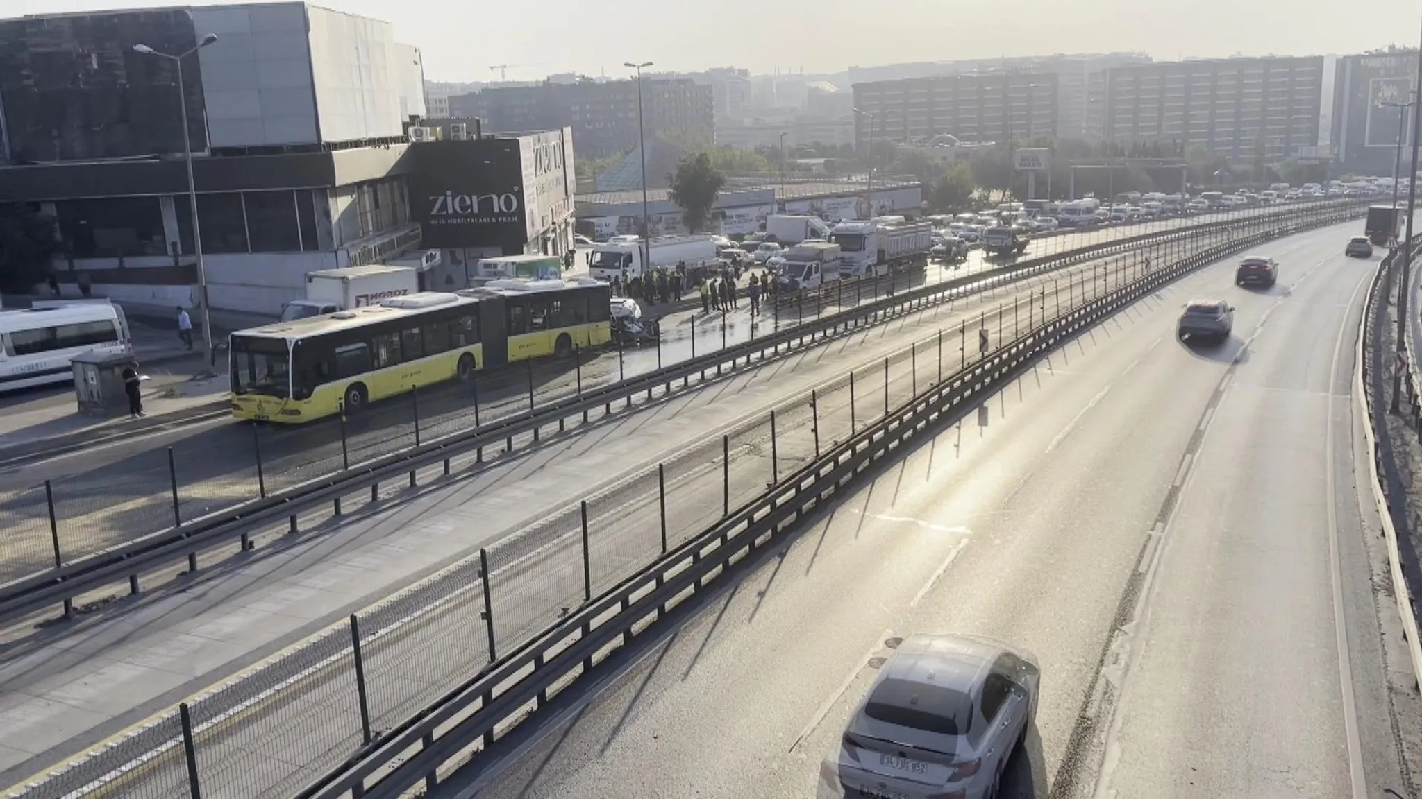 Küçükçekmece'de İETT Otobüsü ile Otomobil Çarpıştı: 4 Yaralı