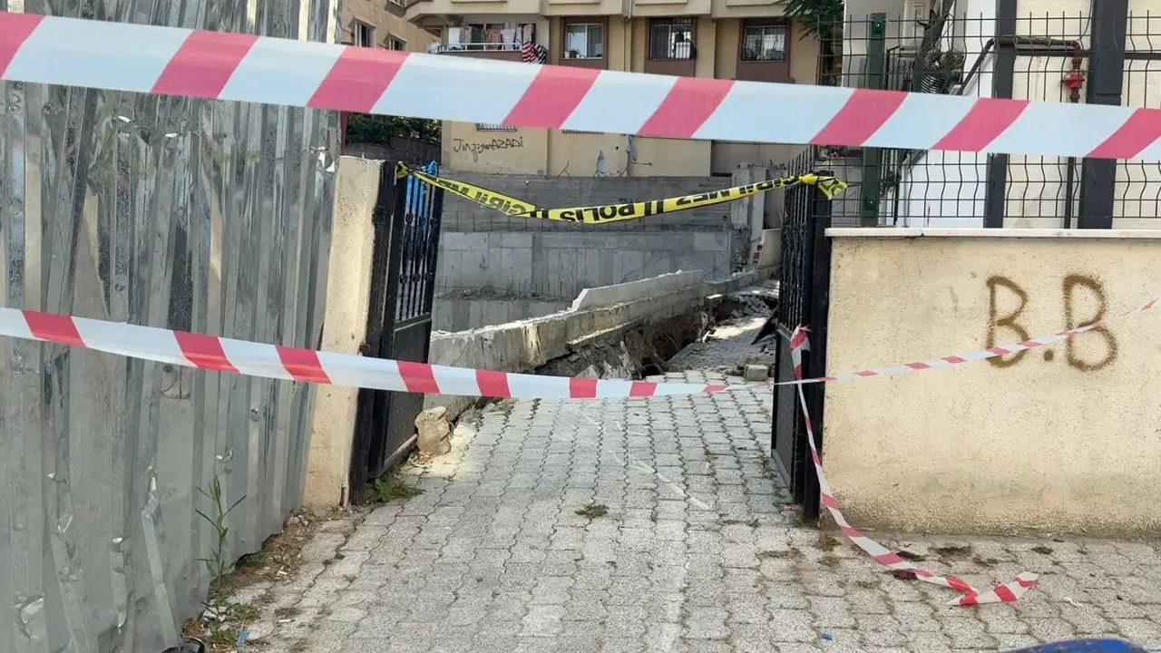 Küçükçekmece'de inşaat temelinde göçük: Mahsur kalanlar kurtarıldı