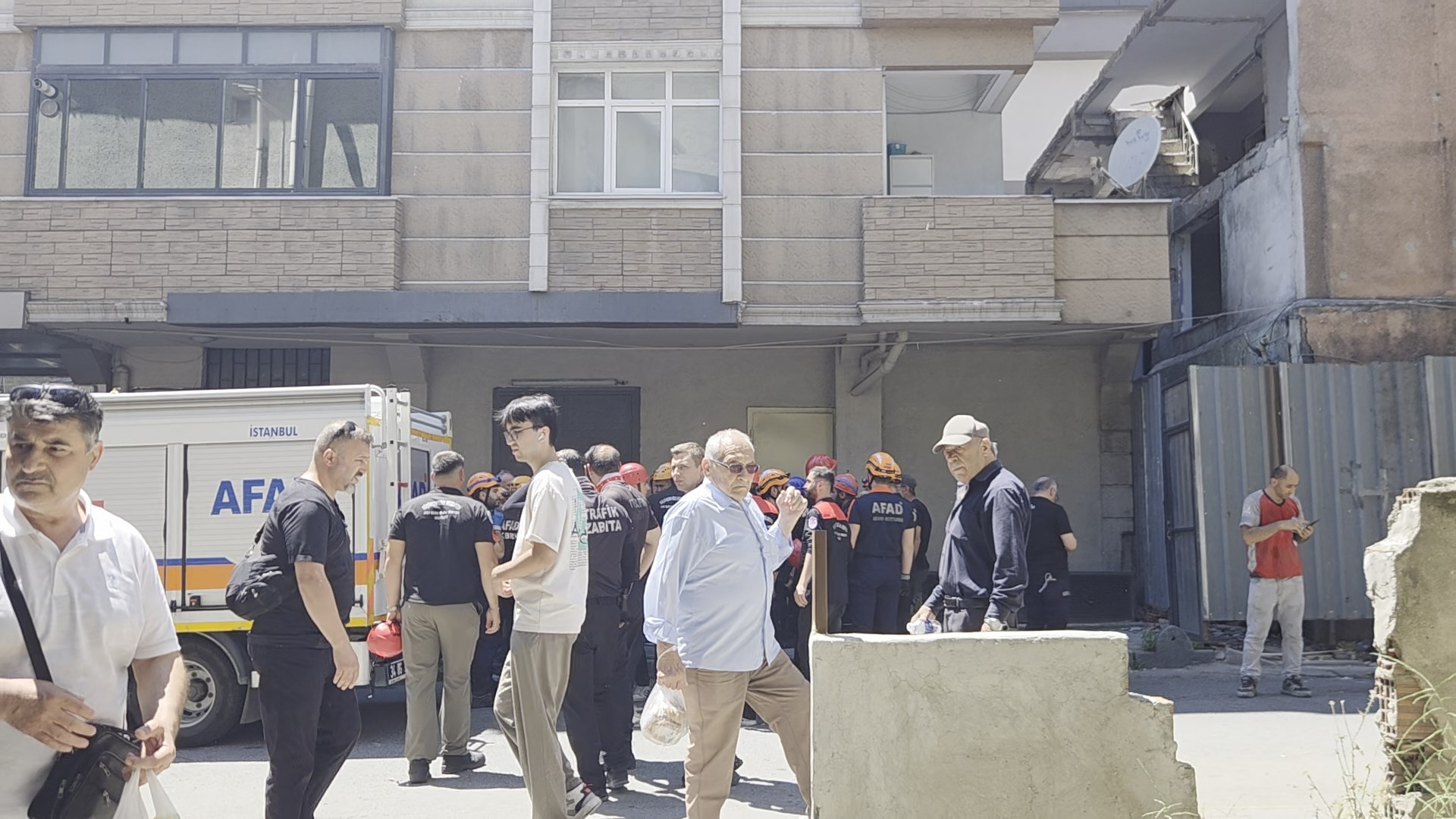 Küçükçekmece'de kentsel dönüşüm binasında kısmi çökme: 3 işçi yaralandı