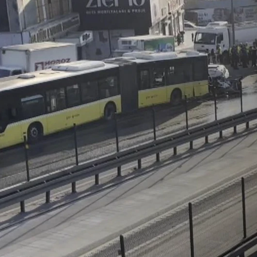 Küçükçekmece'de Otomobil İETT Otobüsüne Çarptı: Yaralılar Hastaneye Kaldırıldı