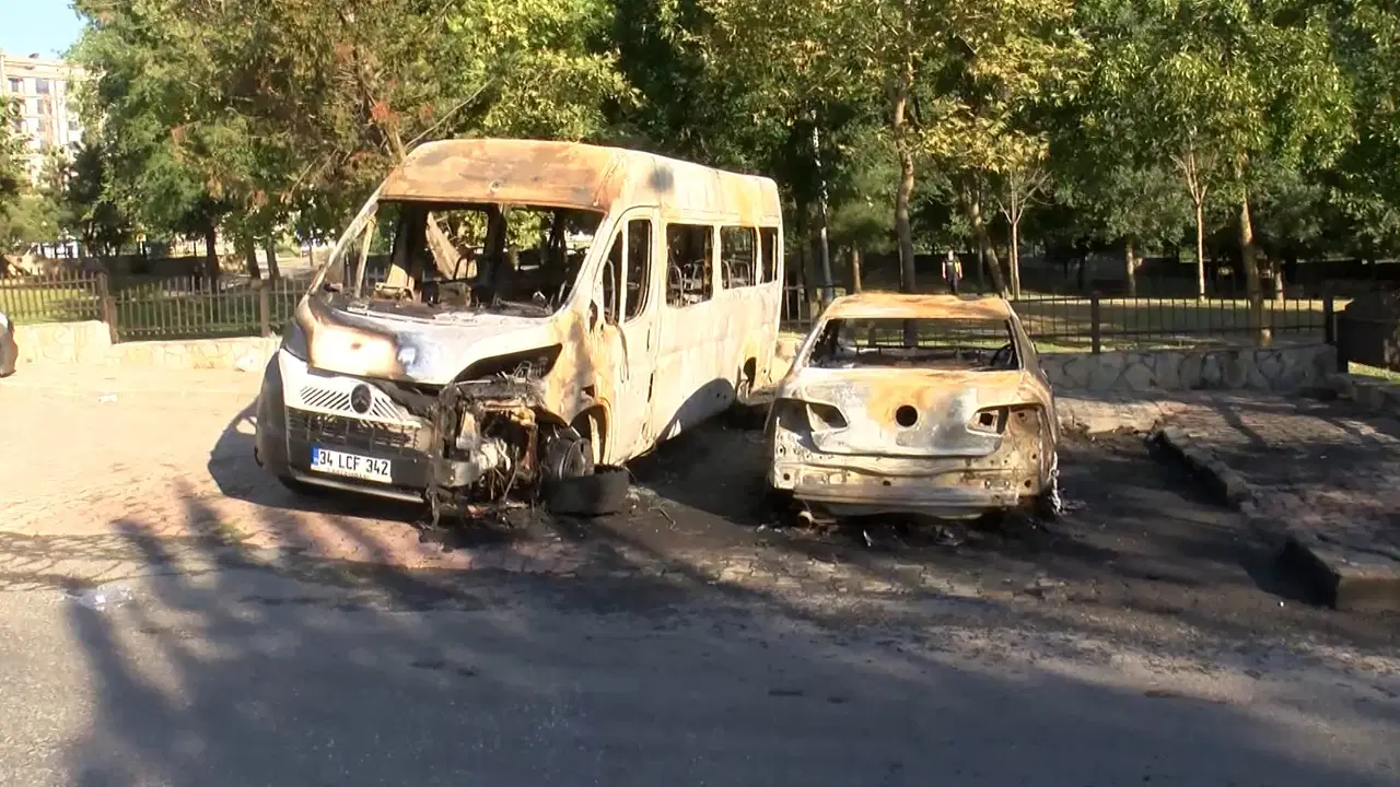 Küçükçekmece'de Otomobil Kundaklaması: Alevler Minibüse Sıçradı