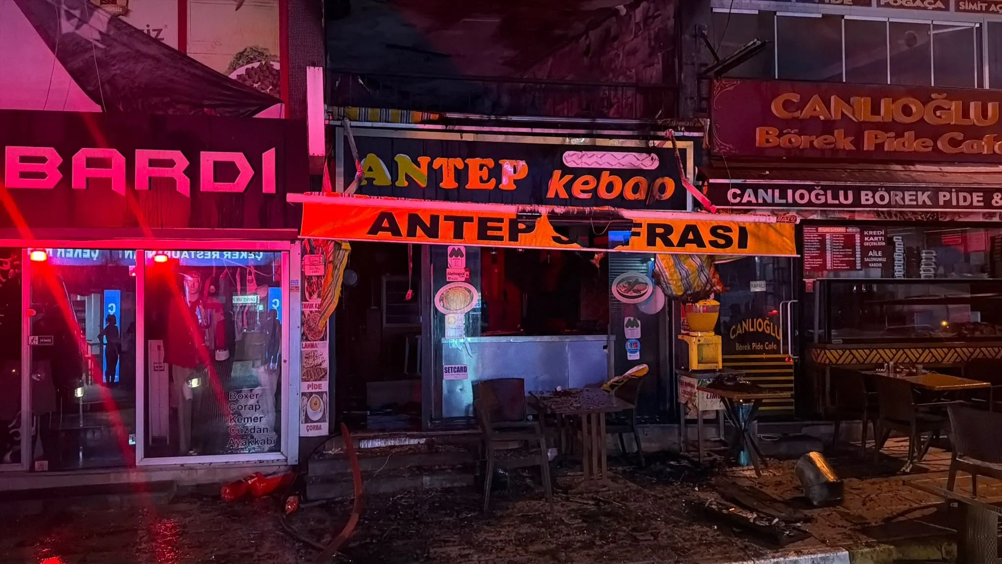 Küçükçekmece'de Restoran Yangını 5 Katlı Binaya Sıçradı