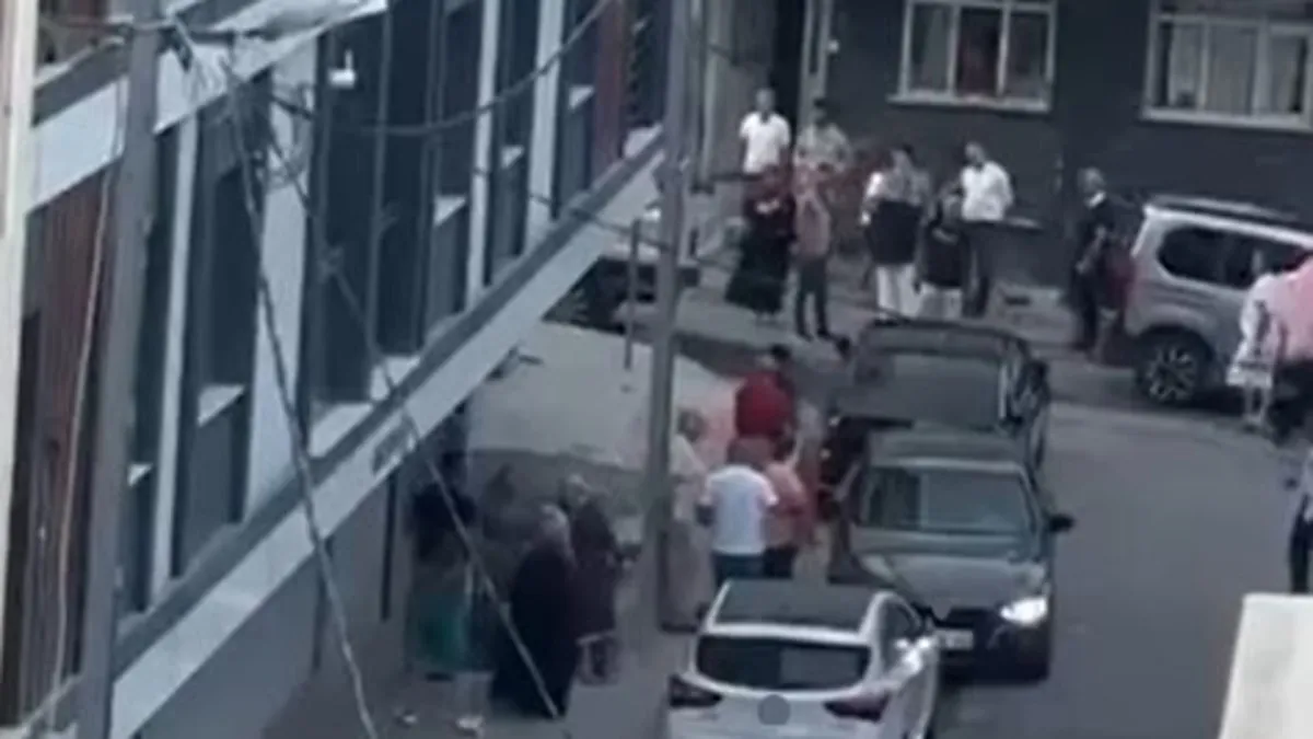 Küçükçekmece'de silahlı kavga kamerada: 11 yaşındaki çocuk seken kurşunla yaralandı