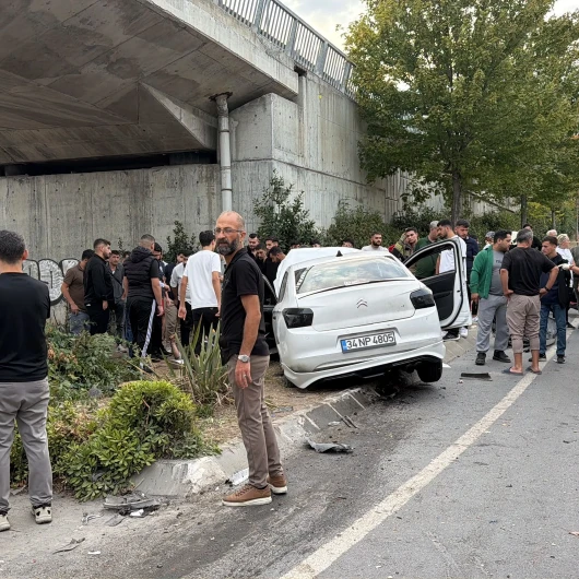 Küçükçekmece'de Trafik Kazası: Otomobil Bariyere Çarptı, 4 Yaralı