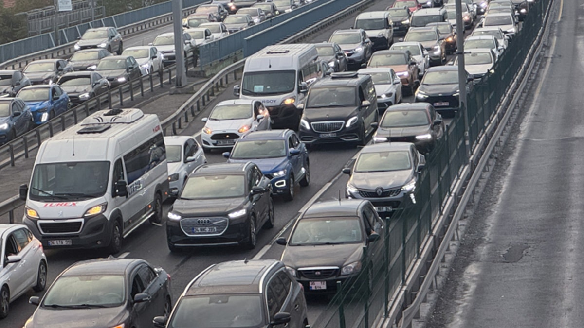 Küçükçekmece Viyadüğü'nde 12 Günlük Trafik Çilesi: D-100'de 7 Saatlik Kapanma