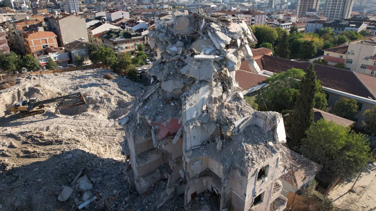 Küçükçekmece'de Kendiliğinden Yıkılan Bina Havadan Görüntülendi