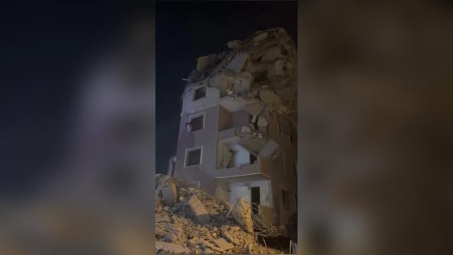 Küçükçekmece'de Yıkım Sırasında Bina Çöktü: 2 Yaralı