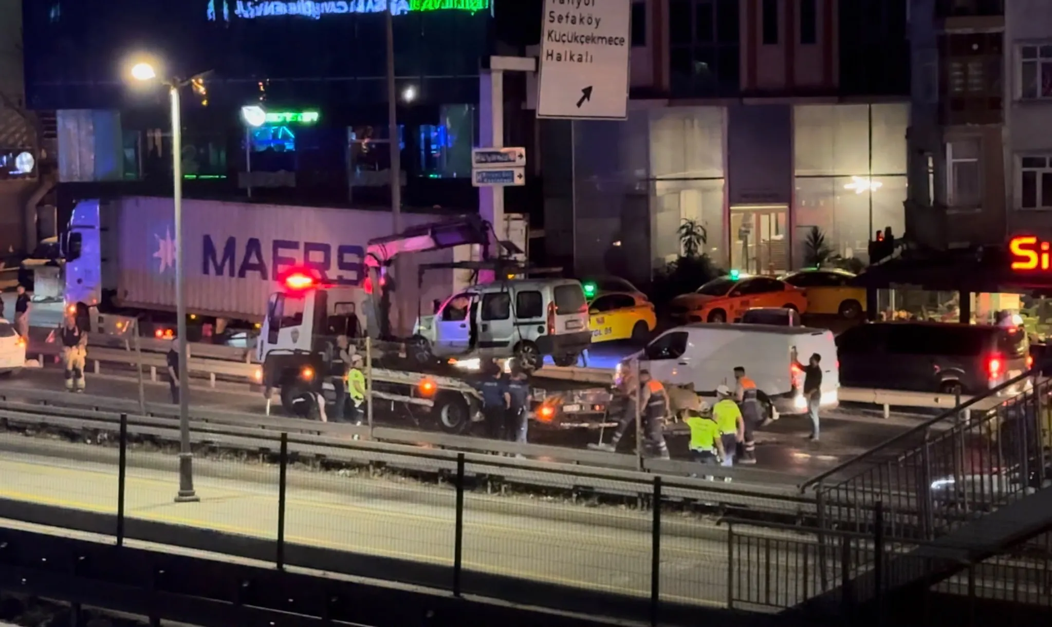 Küçükçekmece'de makas terörü: D-100'de ortalık savaş alanına döndü, 2 yaralı