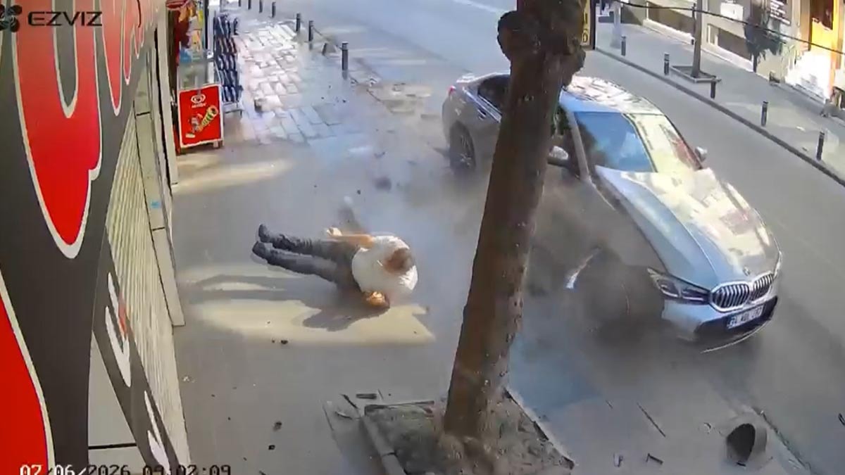 Küçükçekmece'de Otomobil Kaldırımdaki Yayaya Çarptı