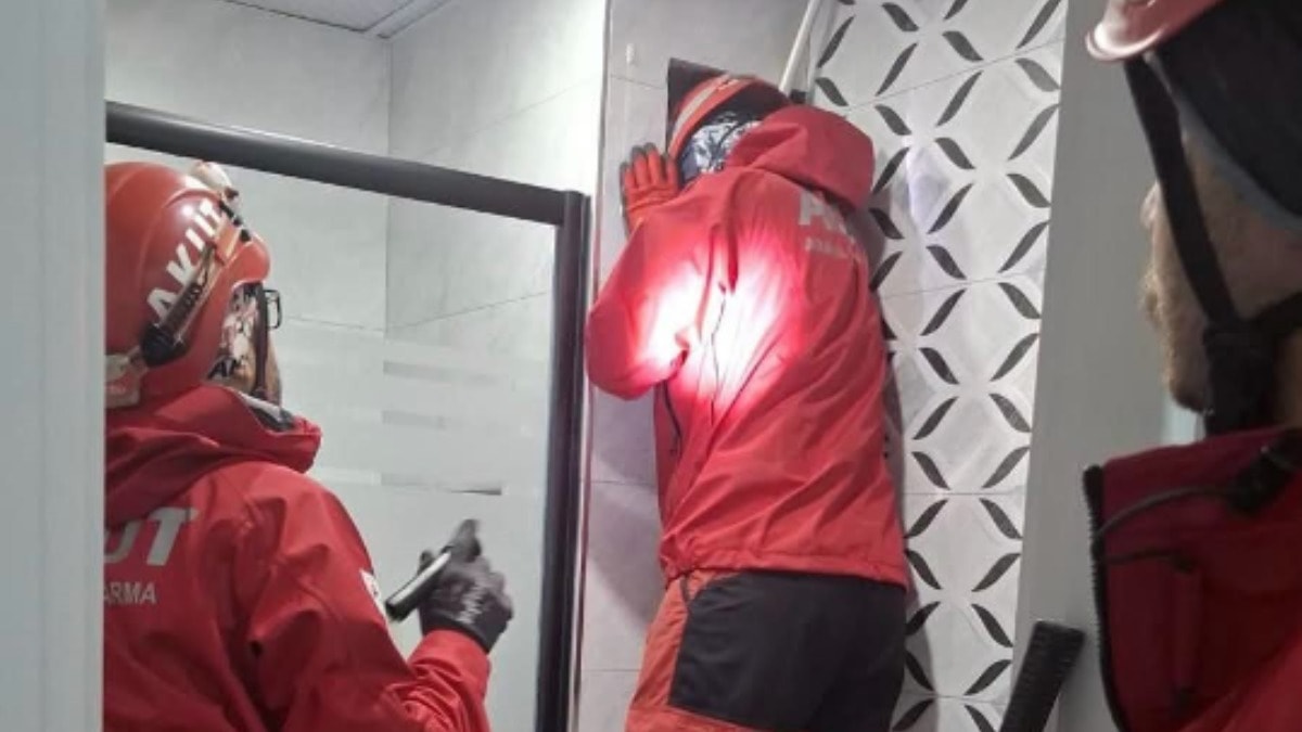 Kukumav baykuşu banyo havalandırmasında mahsur kaldı