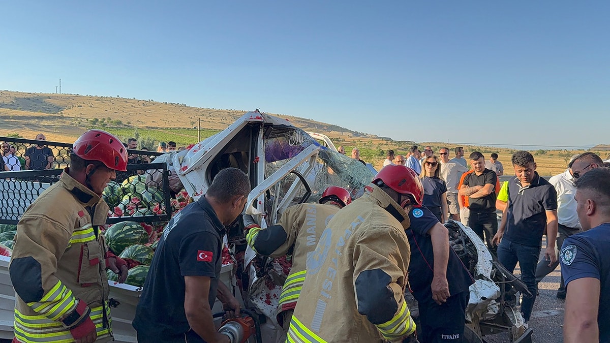 Kula'da Kamyonet TIR'a Arkadan Çarptı: 1 Ağır Yaralı