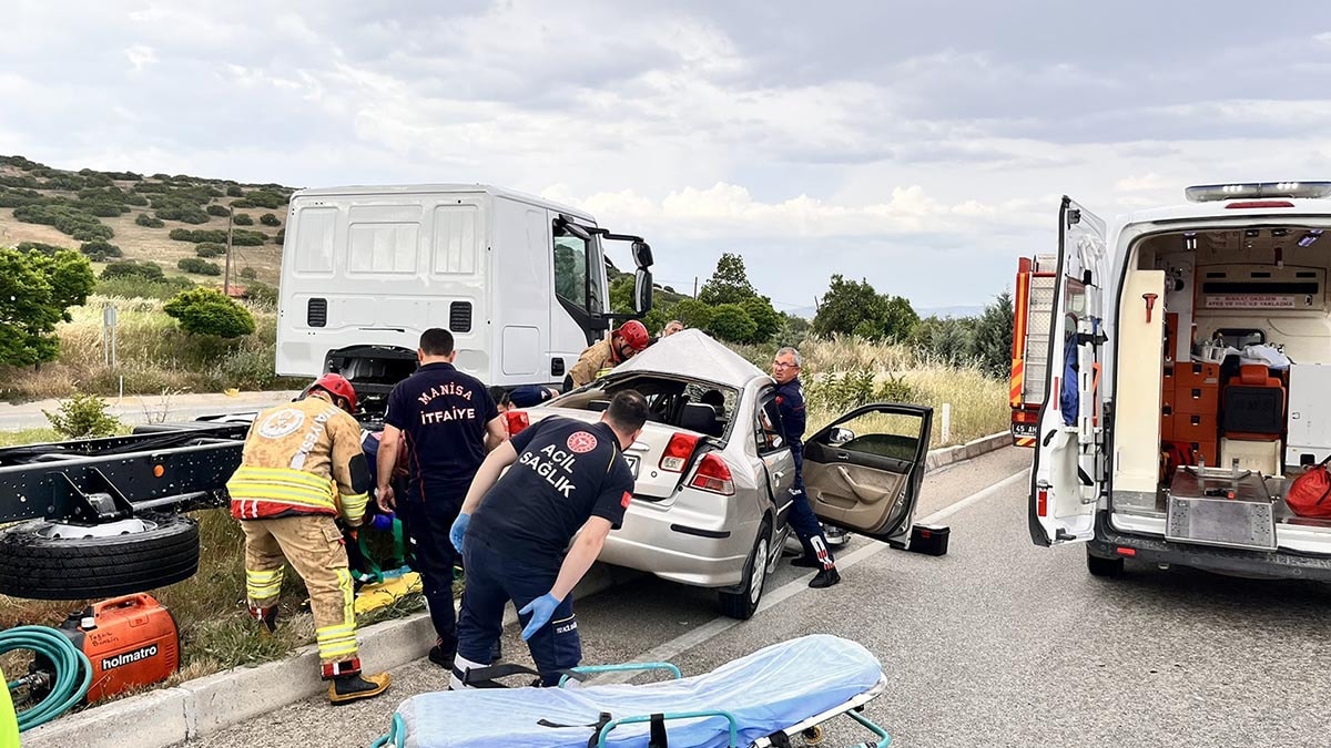 Kula’da TIR ve otomobil çarpıştı: Sürücü ağır yaralandı