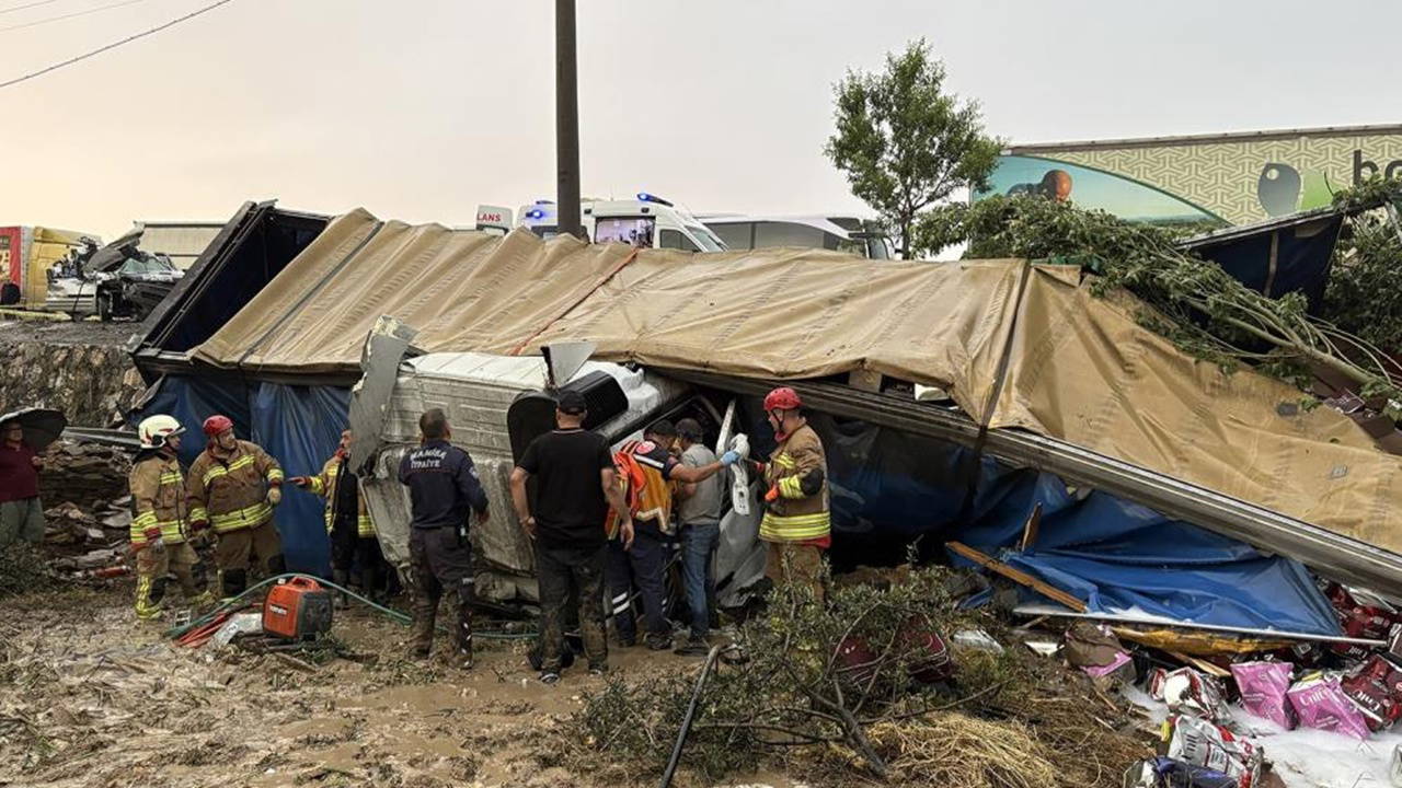 Kula'da zincirleme kaza: 2 ölü, 4 yaralı