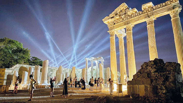Kültür ve Turizm Bakanı Ersoy: 20 Müze ve Ören Yeri Gece Ziyarete Açıldı