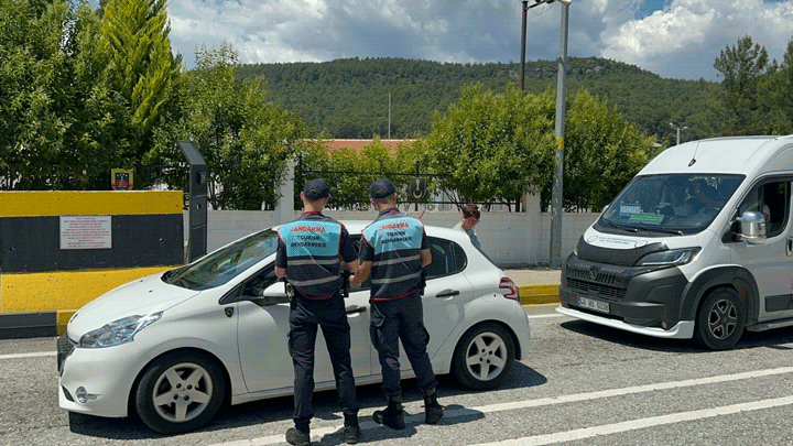 Kurban Bayramı tatilinde Marmaris ve Datça'ya 40 bin araç girişi