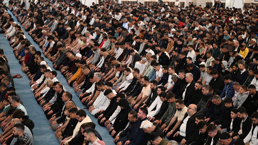 Kurban Bayramı: Vatandaşlar camilerde bayram namazı kıldı