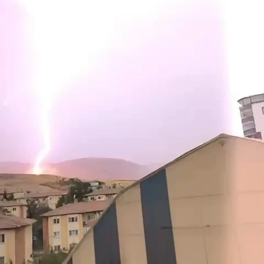 Kurtalan'da Tarlaya Yıldırım Düştü: O Anlar Kamerada