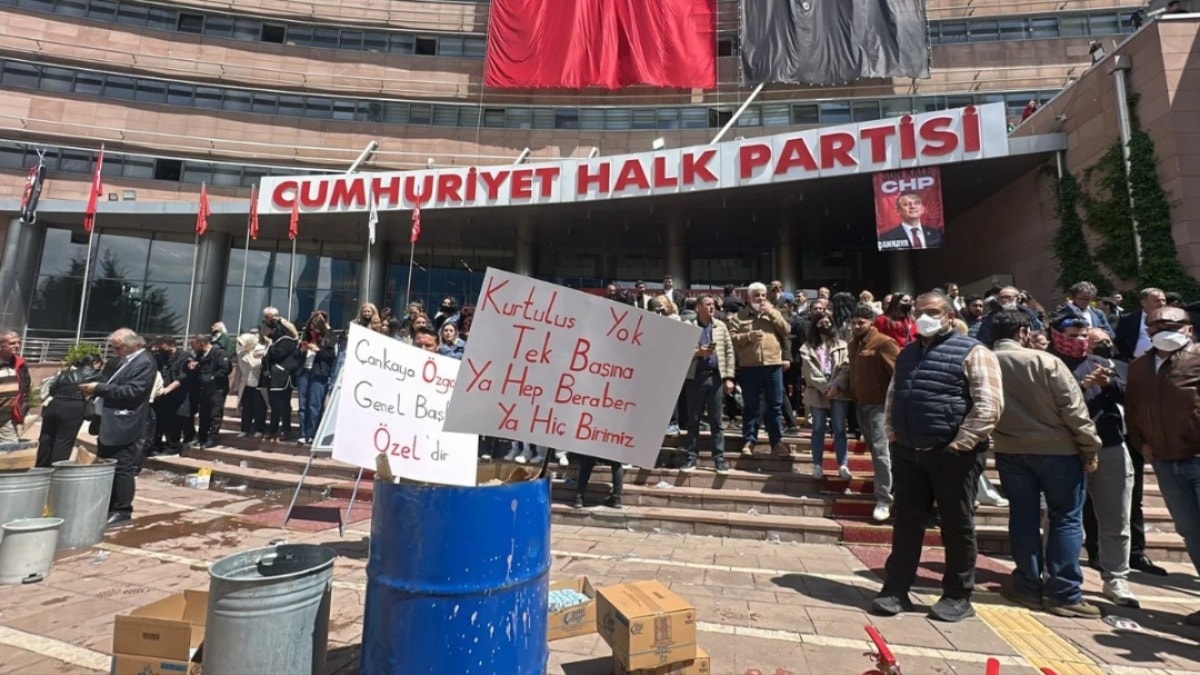 Kurultay pazarlığı: 31 kişi acil, 21 kişi ileri tarih istiyor