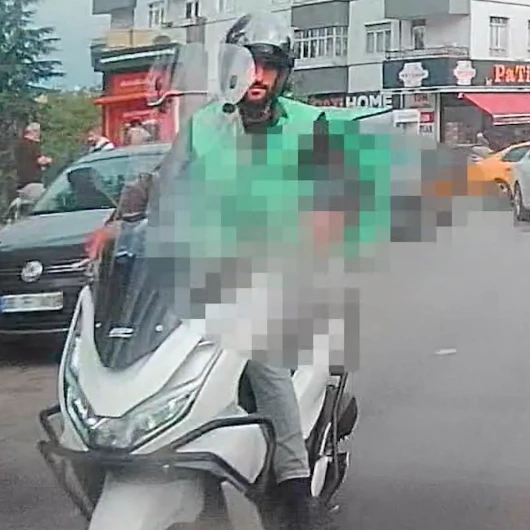 Kurye Arkadaşına El Sallarken Otomobile Çarptı: O Anlar Kamerada