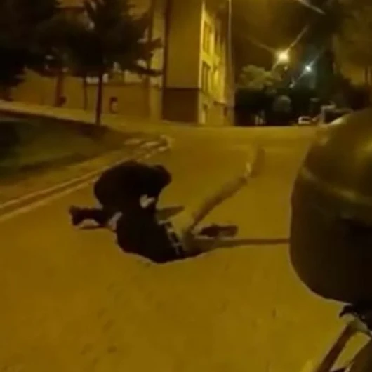 Kurye ile hesap kavgası kamerada: annesini bıçakladı