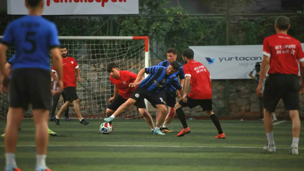 Kuryelerden Sahada Futbol Şov: Motordan Saha Çimlerine Uzanan Hikaye