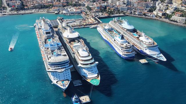 Kuşadası'na 4 kruvaziyerle 9 bin turist geldi