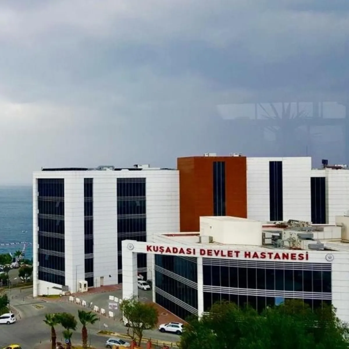 Kuşadası'nda 5 yıldızlı otelde 30 kişi zehirlenme şüphesiyle hastaneye kaldırıldı