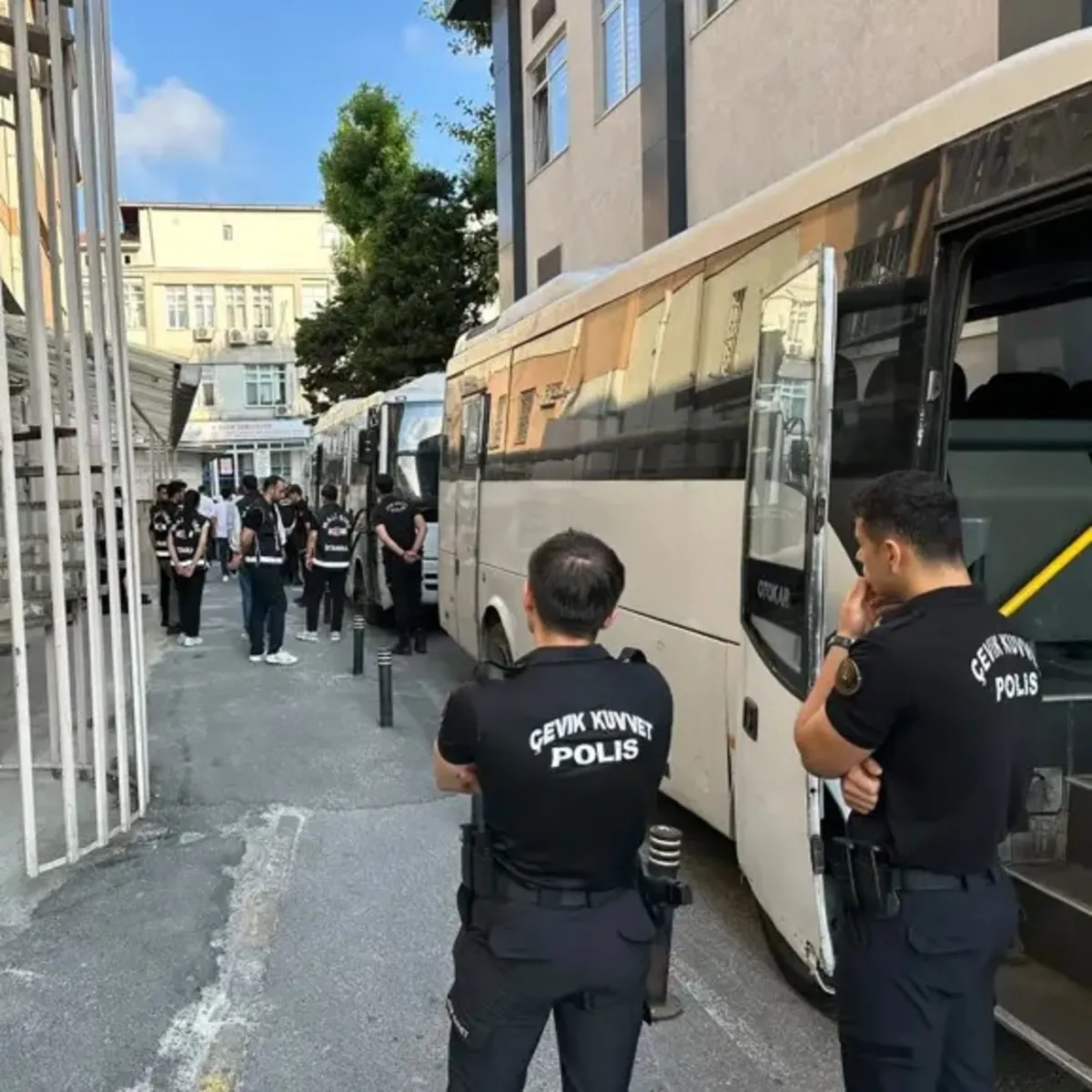 Kuşadası Belediyesi'nde Rüşvet Soruşturması: 15 Şüpheli Adliyede