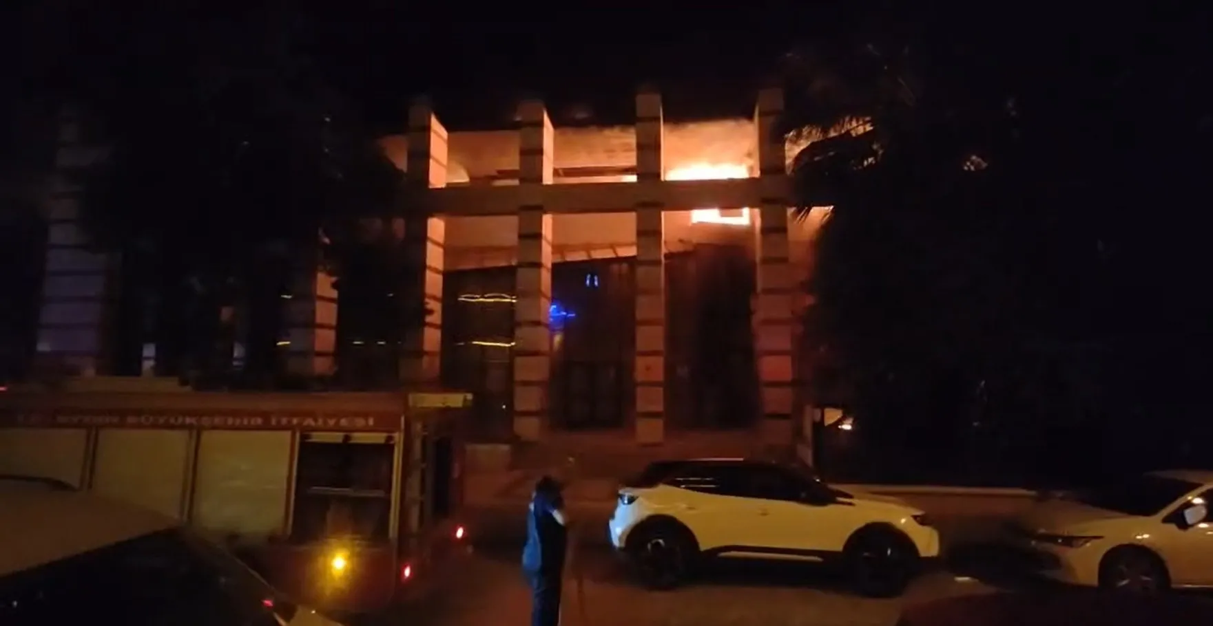 Kuşadası'nda metruk PTT binasında yangın paniği