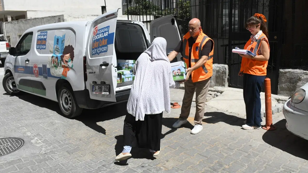 Kuşadası'nda süt desteği dağıtımı başladı, binlerce çocuğa sağlıklı beslenme imkanı