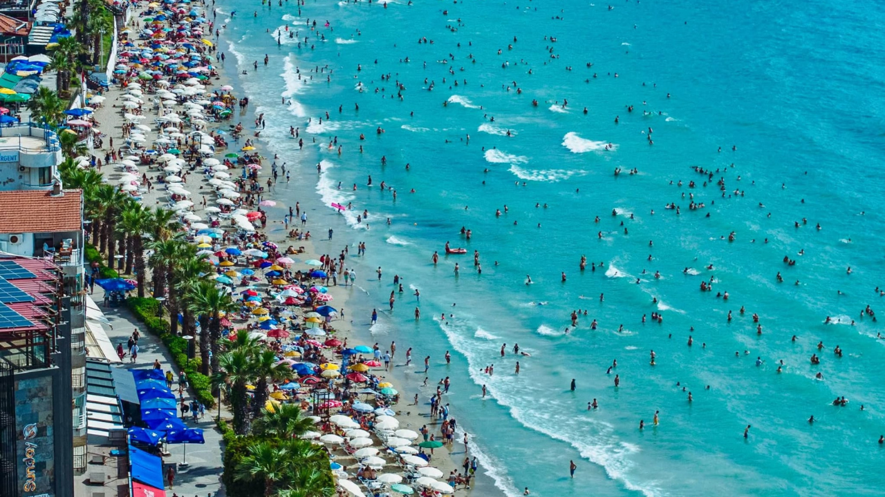 Kuşadası'nda sezon başladı: Belediye plajları denetlendi