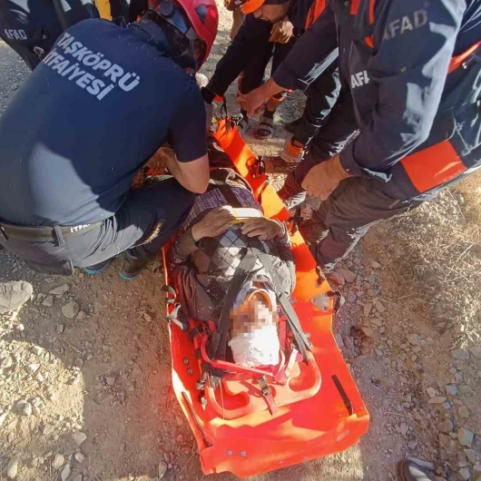 Kuşburnu Toplarken Uçuruma Yuvarlanan Vatandaşı Ekipler Kurtardı