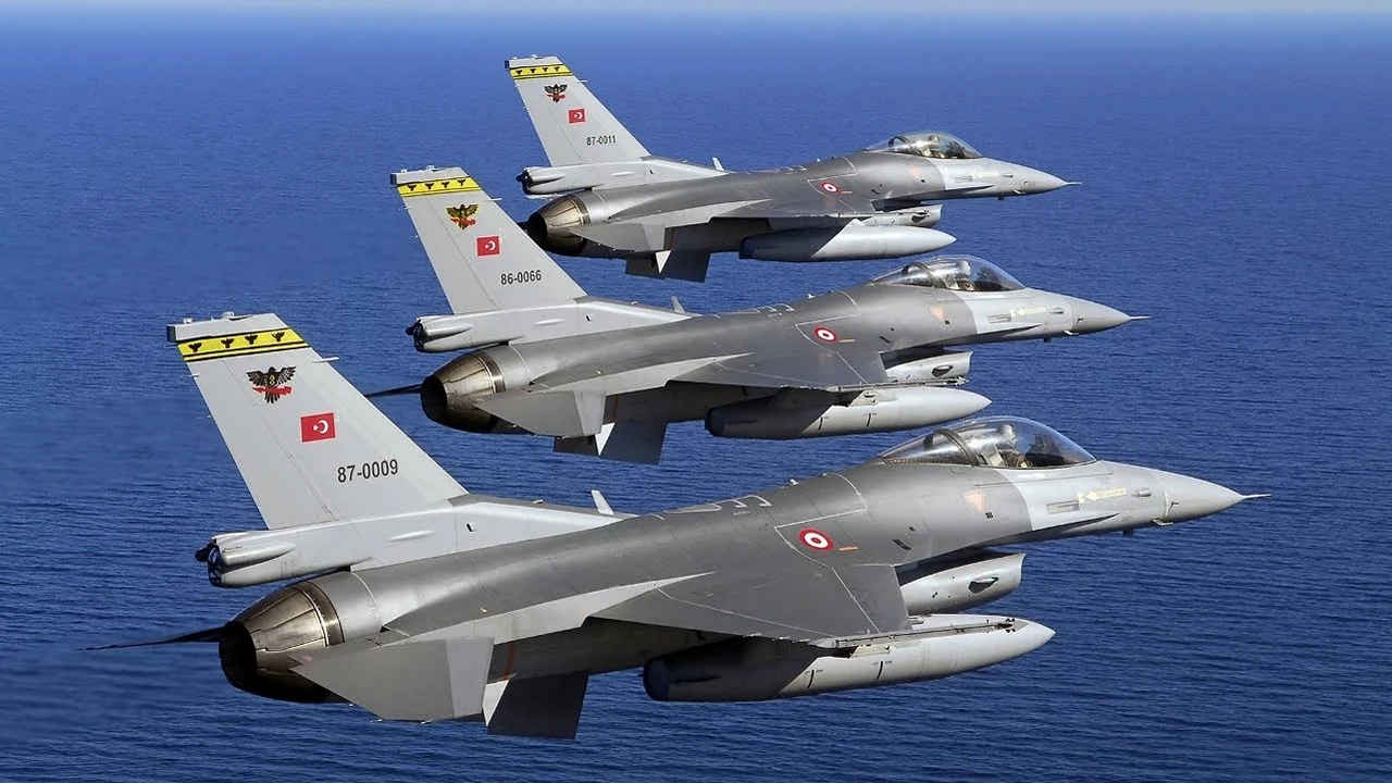 Küstah Rumlara 'Mehmetçik tepenizde' mesajı: Savaş uçakları Kıbrıs'a havalandı