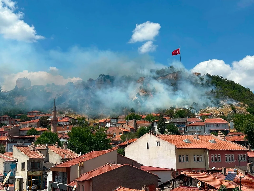 Kütahya Kalesi eteklerindeki yangın kontrol altında