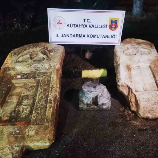 Kütahya'da tarihi eser baskını: Roma dönemi lahit kapakları ele geçirildi