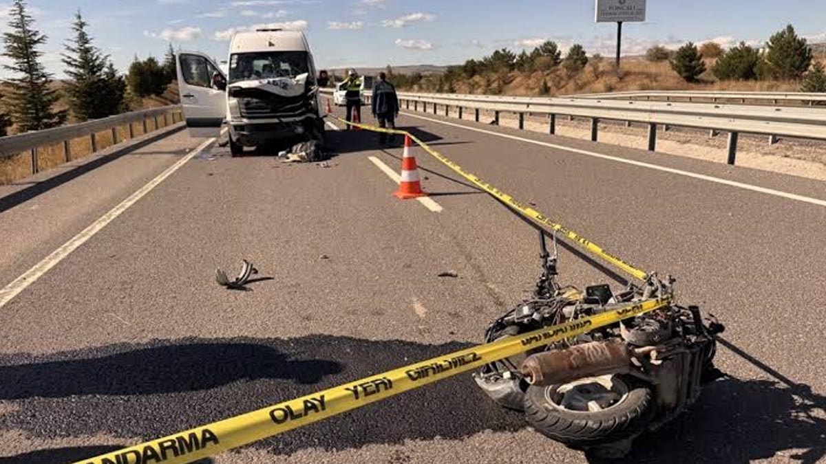 Kütahya’da ters yönde ilerleyen motosiklet minibüsle çarpıştı: 1 ölü