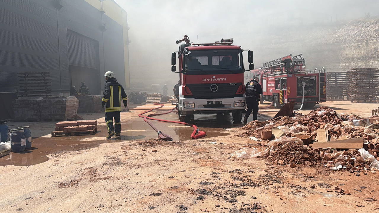 Kütahya’da çömlek fabrikasında yangın korkuttu
