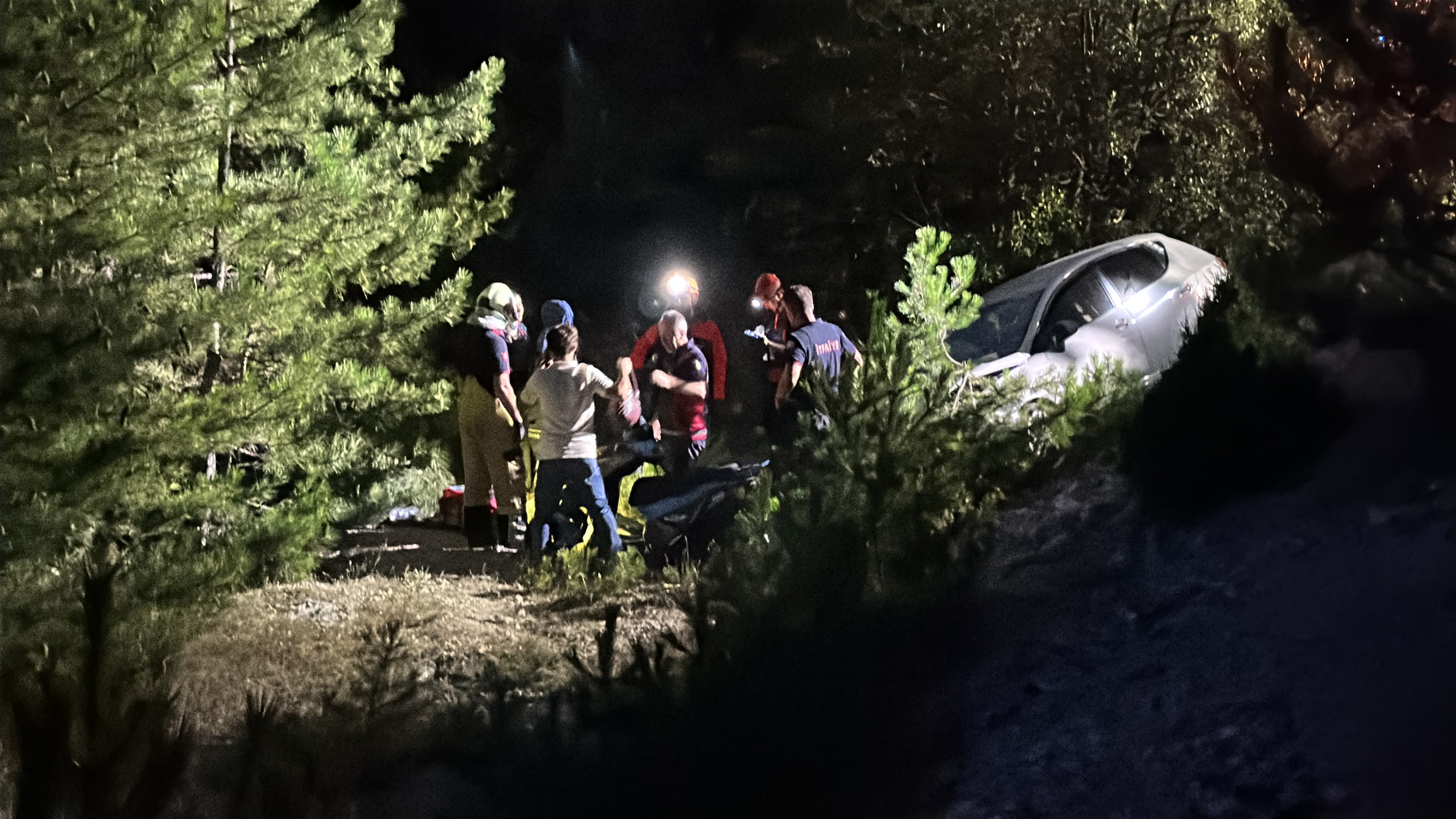 Kütahya'da feci kaza: Otomobil ve motosiklet şarampole uçtu; 1'i ağır 5 yaralı