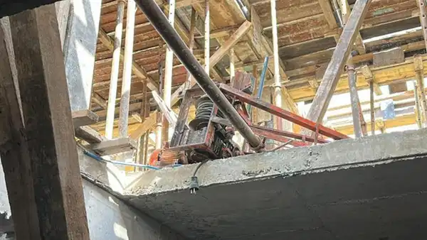 Kütahya'da inşaat iskelesi çöktü: 4 işçi yaralandı